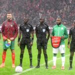 ** صورة منير امحيمدات للاعب غانم سايس خلال المباراة.