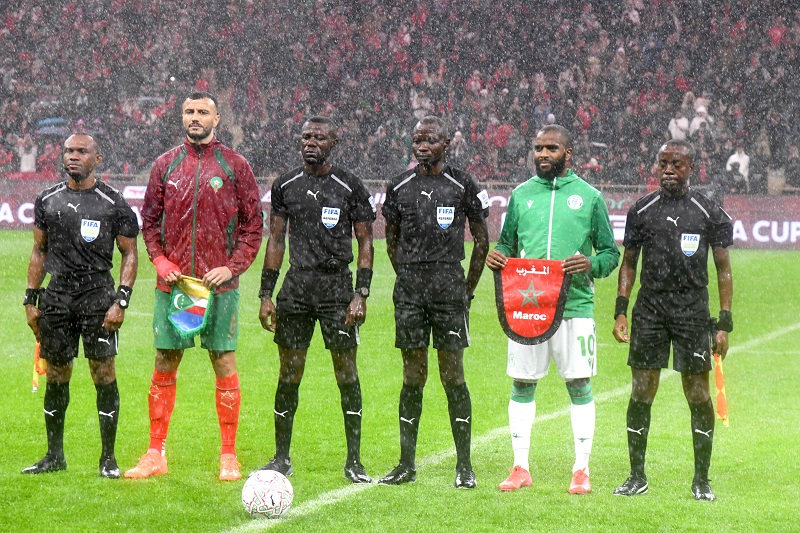 ** صورة منير امحيمدات للاعب غانم سايس خلال المباراة.