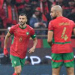 ** صورة غانم سايس يغادر الملعب متأثرًا بالإصابة.