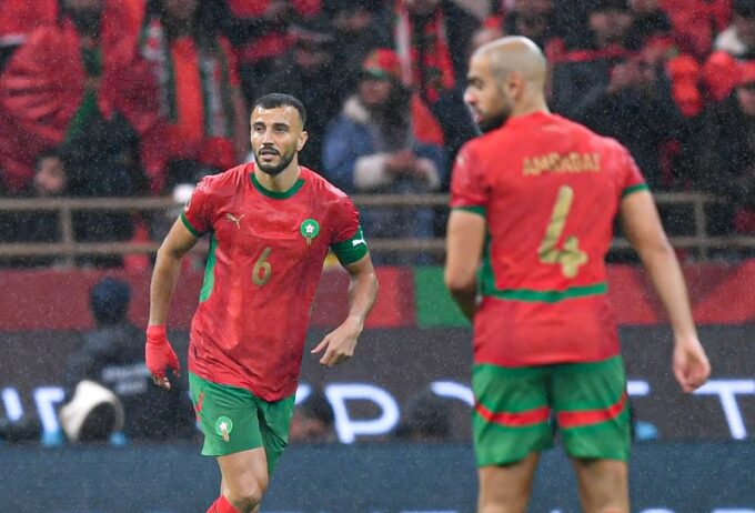 ** صورة غانم سايس يغادر الملعب متأثرًا بالإصابة.