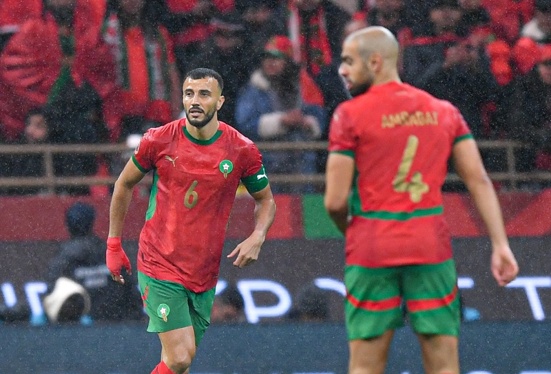 ** صورة غانم سايس يغادر الملعب متأثرًا بالإصابة.