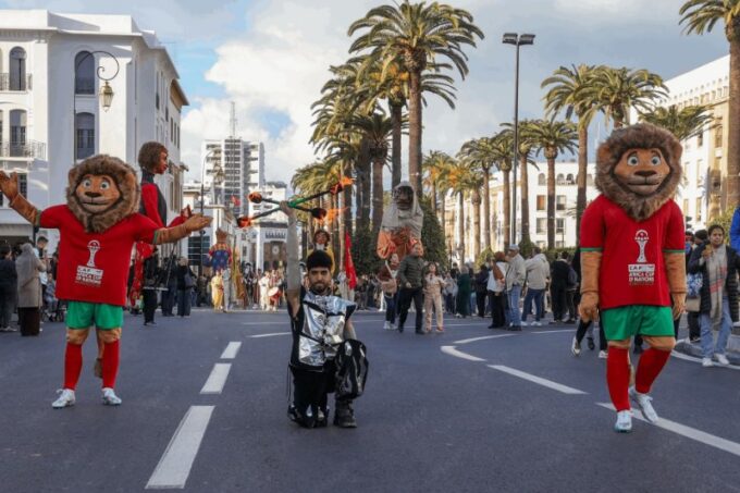 صورة جماهيرية تتفاعل مع الاستعراض في شارع محمد الخامس بالرباط.