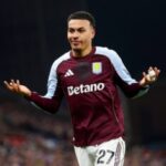 صورة للاعب مورغان رودجرز يتصديد البالون.