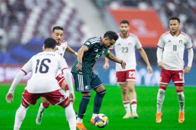 الأمطار توقف مباراة السعودية والإمارات