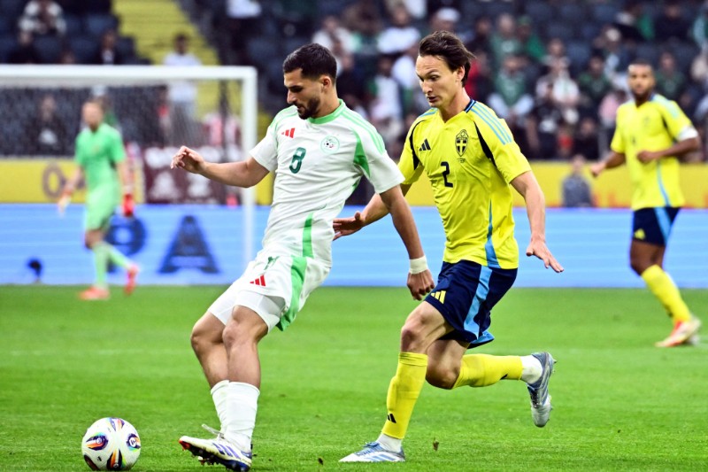 ** صورة لمنتخب الجزائر في مباراة ضد منتخب آخر.