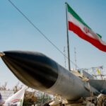 صاروخ إيراني يرمز للقدرات الدفاعية الإيرانية في سياق التوترات مع الولايات المتحدة وإسرائيل.