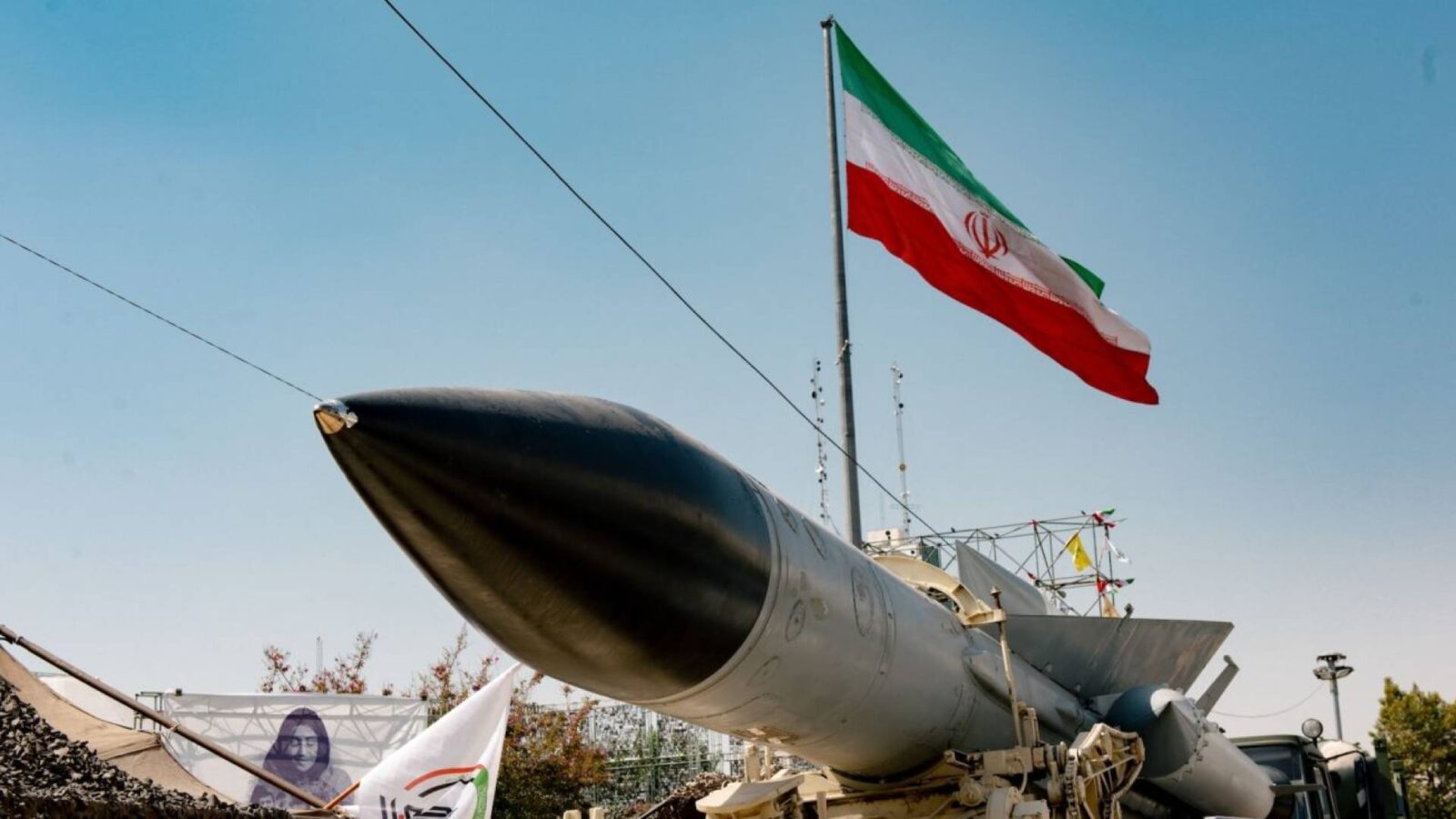 صاروخ إيراني يرمز للقدرات الدفاعية الإيرانية في سياق التوترات مع الولايات المتحدة وإسرائيل.