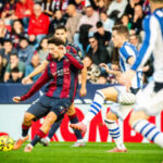 ** صورة للاعبين ليفانتي وسوسييداد خلال المباراة.