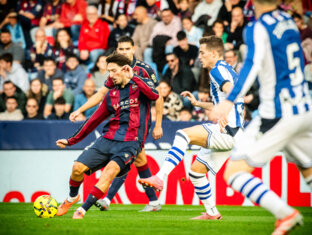 ** صورة للاعبين ليفانتي وسوسييداد خلال المباراة.