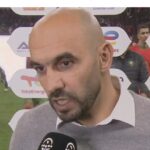 الناخب الوطني وليد الركراكي يتفاعل مع الجماهير المغربية في ملعب مولاي عبد الله