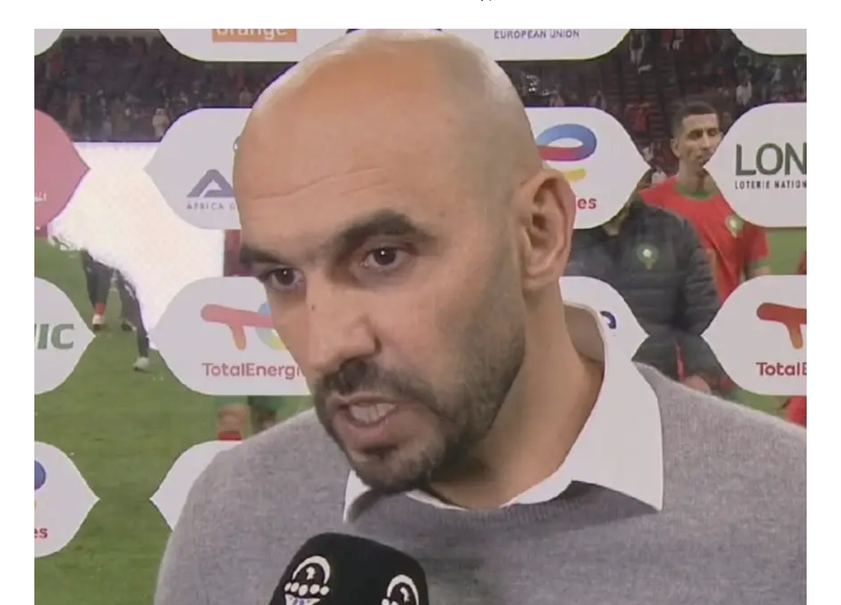 الناخب الوطني وليد الركراكي يتفاعل مع الجماهير المغربية في ملعب مولاي عبد الله