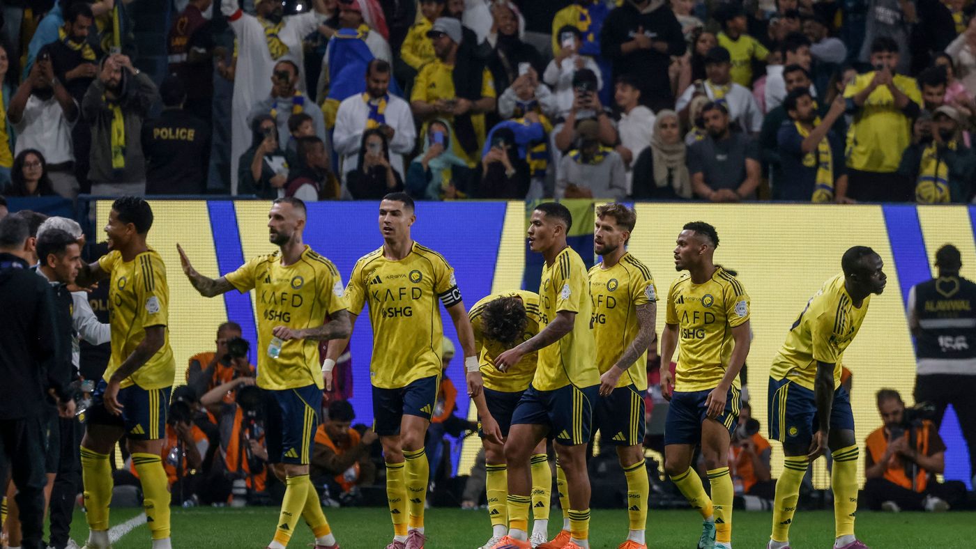 ** صورة للاعب إيمريك لابورت في ملعب مانشستر سيتي.