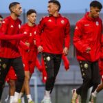 صورة للاعبين من فريق الوداد الرياضي و النادي الرياضي المكناسي خلال مباراة ودية.