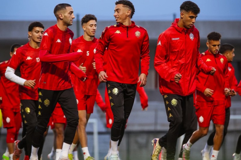 صورة للاعبين من فريق الوداد الرياضي و النادي الرياضي المكناسي خلال مباراة ودية.