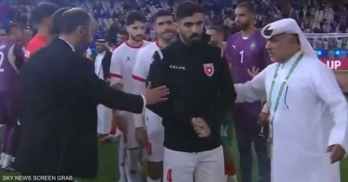 ** صورة للاعبي منتخب الأردن أثناء مرورهم بمنصة التتويج.