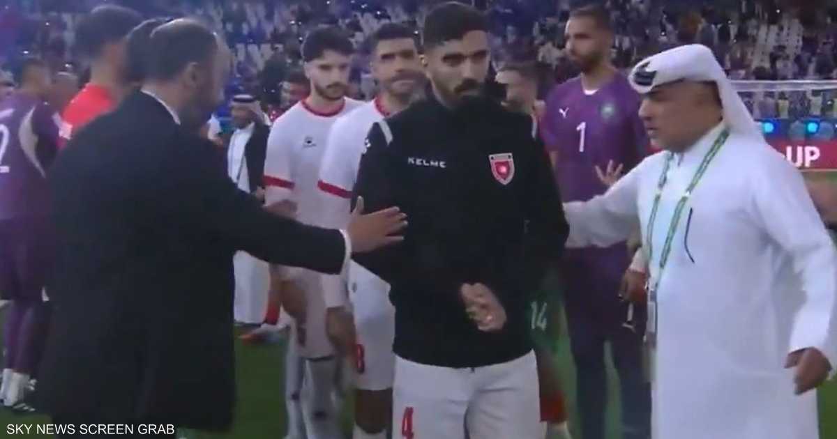 ** صورة للاعبي منتخب الأردن أثناء مرورهم بمنصة التتويج.