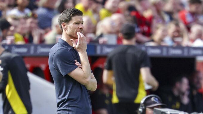 ** صورة تشابي ألونسو يلعب مع ريال مدريد.