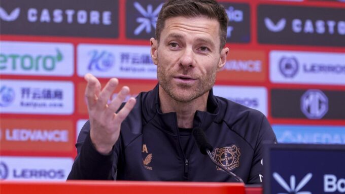 تشابي ألونسو يظهر في المؤتمر الصحفي التقديمي لمواجهة إشبيلية.