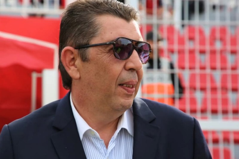 صورة عادل التراب مع شارة نادي المكناسي.