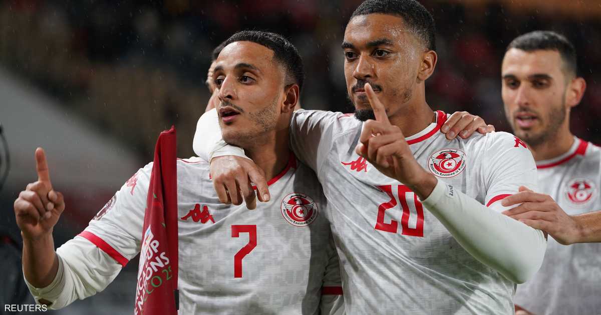 صورة للاعب إلياس العاشوري أثناء تسجيله هدف في المباراة.