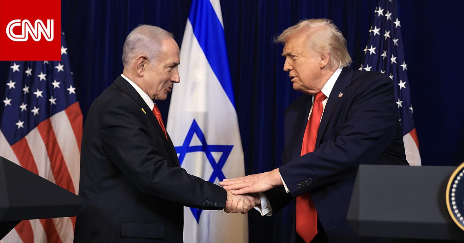 الرئيس الأمريكي السابق دونالد ترامب ورئيس الوزراء الإسرائيلي بنيامين نتنياهو يصافحان بعضهما.