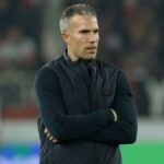 ** صورة لمدرب فينورد وهو يتبادل أطراف الحديث مع جماهيره الغاضبة.