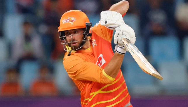 صورة لجيمس فينس في ملعب الكريكيت