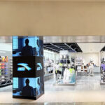 صورة للافتتاح الرسمي لمركز الغرير في دبي، مع زوار المتجر وهدايا حصريّة.