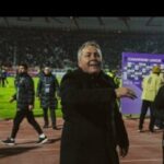 صورة لمدرب تراكتور الإيراني، دراغان سكوتشيتش، أثناء تصريح صحفي بعد فوز فريقه على الدحيل القطري.