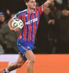 ** صورة للاعبي نادي كوبس الفنلندي واديبهم لاعبي نادي كريستال بالاس الانكليزي.