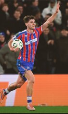 ** صورة للاعبي نادي كوبس الفنلندي واديبهم لاعبي نادي كريستال بالاس الانكليزي.