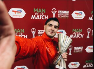 ** صورة دياز خلال مباراة المنتخب المغربي ضد جزر القمر، يظهر في صورة حارس يلعب كرة القدم، يرتدي قميصاً للفريق الوطني المغربي، يرتدي قميصاً بألوان الفريق الوطني المغربي، يظهر في صورة يلعب كرة القدم، يرتدي قميصاً بألوان الفريق الوطني المغربي، يظهر في صورة يلعب كرة القدم، يرتدي قميصاً بألوان الفريق الوطني المغربي.