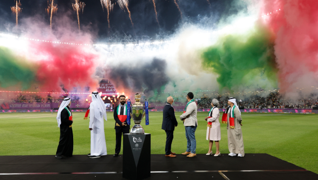 ** صورة للشعار الرسمي ل DP World ILT20، مع خلفية ملونة ورموز رياضية.