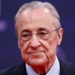 صورة فلورنتينو بيريز خلال الاحتفال بأعياد الميلاد، مع تشابي ألونسو ورجال الفريق الآخرين.