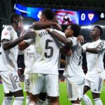 ** صورة للاعبين في مباراة ريال مدريد وإشبيلية على ملعب سانتياجو برنابيو.