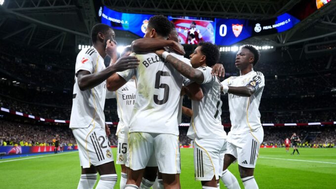 ** صورة للاعبين في مباراة ريال مدريد وإشبيلية على ملعب سانتياجو برنابيو.