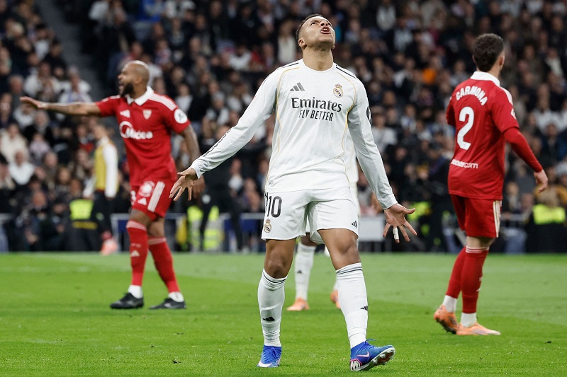 صورة للاعب جود بيلينغهام يُسجل هدف ريال مدريد الأول من ضربة رأس في الدقيقة 38.