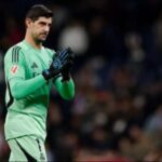 ** صورة تيبو كورتوا وهو يلعب مع ريال مدريد في مباراة ضد إشبيلية.