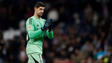 ** صورة تيبو كورتوا وهو يلعب مع ريال مدريد في مباراة ضد إشبيلية.