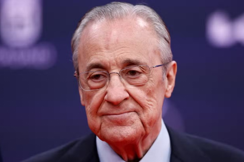 صورة فلورنتينو بيريز خلال الاحتفال بأعياد الميلاد، مع تشابي ألونسو ورجال الفريق الآخرين.