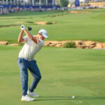 صورة لماثيو فيتزباتريك يرفع كأس بطولة العالم.