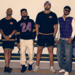 صورة للاعبين الدوليين من شارجا ووريورز يرتدون الملابس الجديدة مع خلفية ملعب شارجا كريكيت في شارجا.