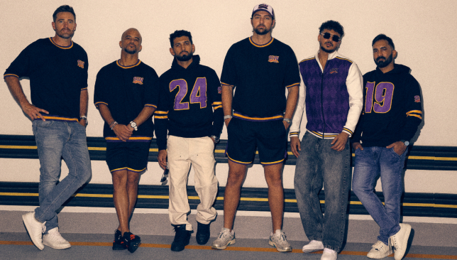 صورة للاعبين الدوليين من شارجا ووريورز يرتدون الملابس الجديدة مع خلفية ملعب شارجا كريكيت في شارجا.