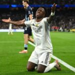 ** صورة لجارسيا فيردورا، الحكم في المباراة، مع جونزاليس فويرتيس، رئيس لجنة الفار، في ملعب سانتياغو برنابيو.