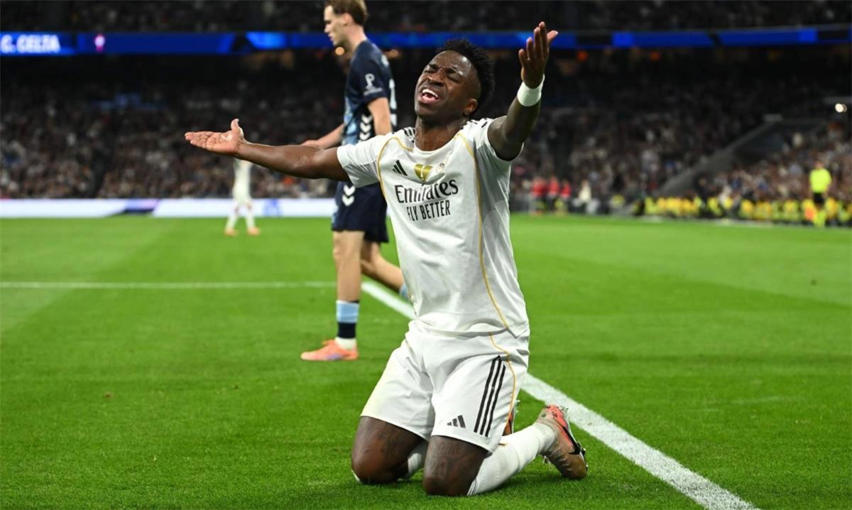 ** صورة لجارسيا فيردورا، الحكم في المباراة، مع جونزاليس فويرتيس، رئيس لجنة الفار، في ملعب سانتياغو برنابيو.