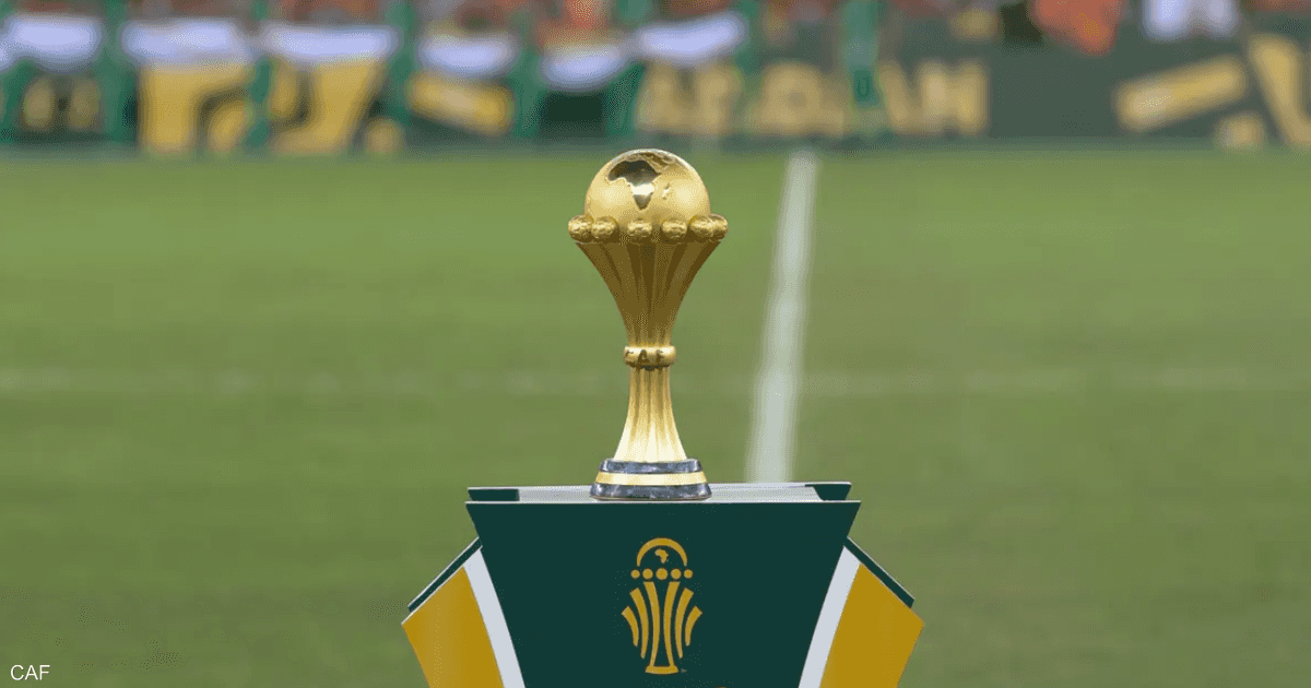 صورة لمكتب قضائي داخل ملعب، مع خلفية جماهيرية حيوية.