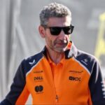 ** صورة مدير فريق مكلارين، اندريا ستيلا، بينما يشرح التغييرات التقنية المقبلة.