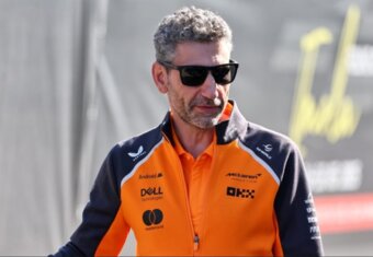 ** صورة مدير فريق مكلارين، اندريا ستيلا، بينما يشرح التغييرات التقنية المقبلة.