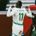 صورة للاعب نيكولاس جاكسون يُسجل هدفاً في مباراة السنغال ضد بوتسوانا.