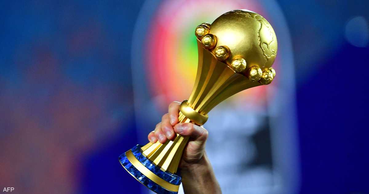 ** صورة لشعار كأس أمم أفريقيا، مع خلفية ملونة ورموز كرة القدم.